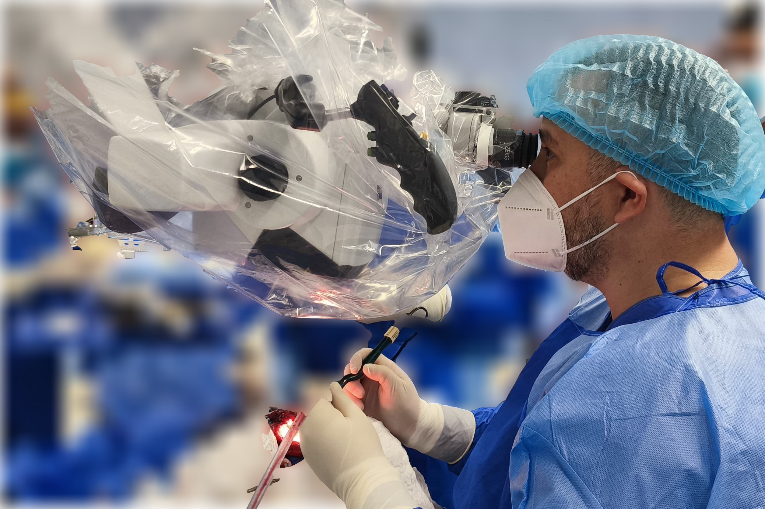 Dr. Martín Recalde operando con microscopio quirúrgico