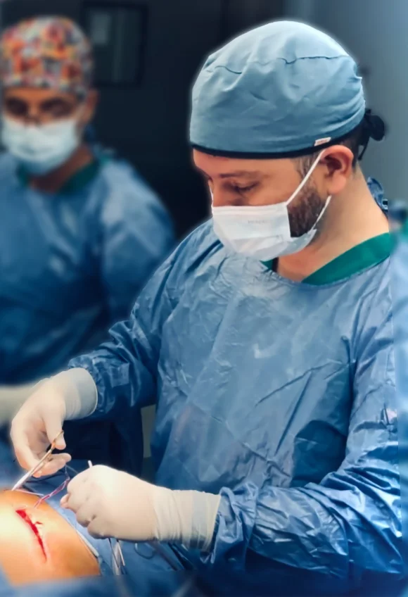El Dr. Recalde durante una intervención quirúrgica